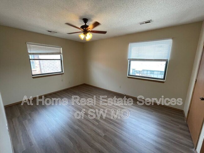 Building Photo - 2856 S Rogers Ave