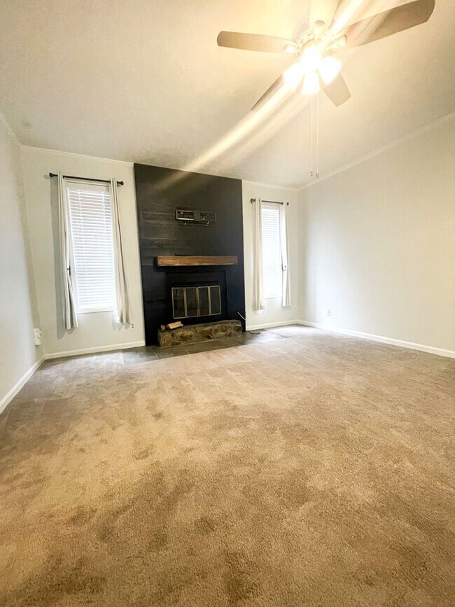 Foto del edificio - 3 Bedroom 2 Bathroom with a Bonus Room!