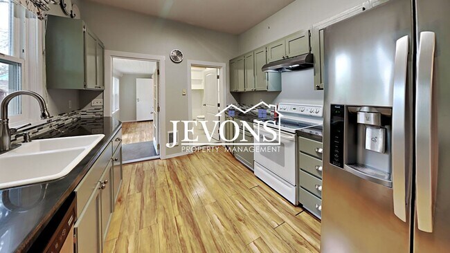 Building Photo - Charming 3-bedroom home with fenced backya...