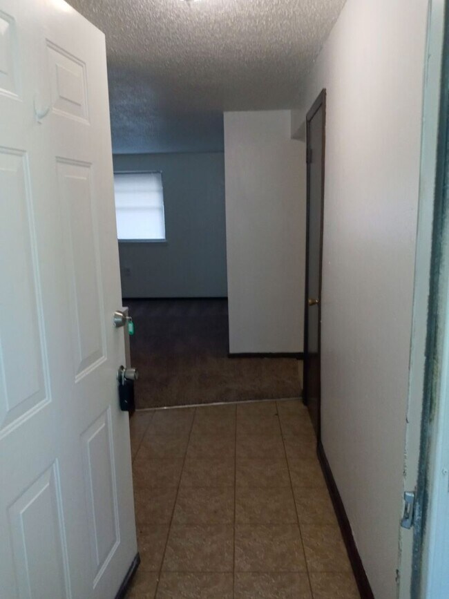 Building Photo - 4 Bed, 1 1/2 Bath converted garage.