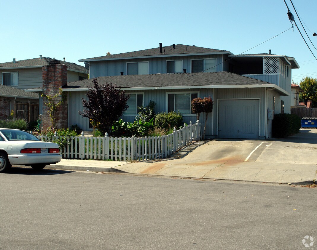 Building Photo - 646 Azara Pl