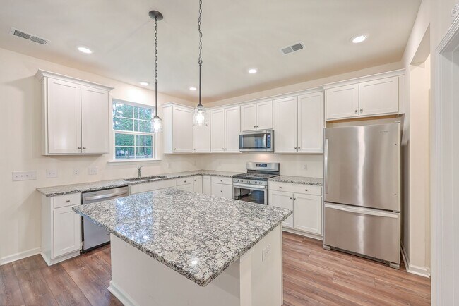 Building Photo - Large Summerville Home