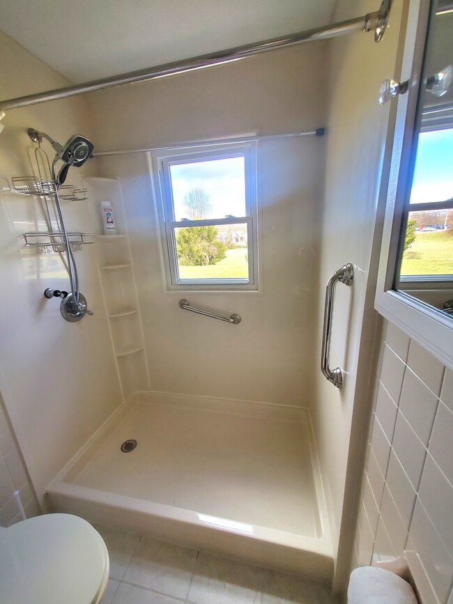 Walk in Shower - 4000 Navaho Dr