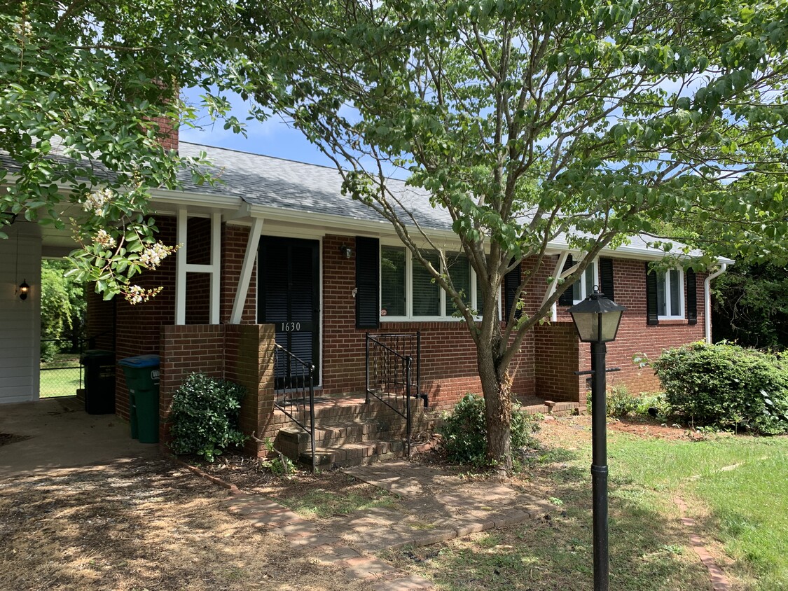 Beautiful Ranch - 1630 Peachtree Road
