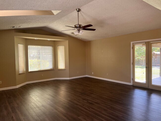 Foto del edificio - 1483 E Finch Ave