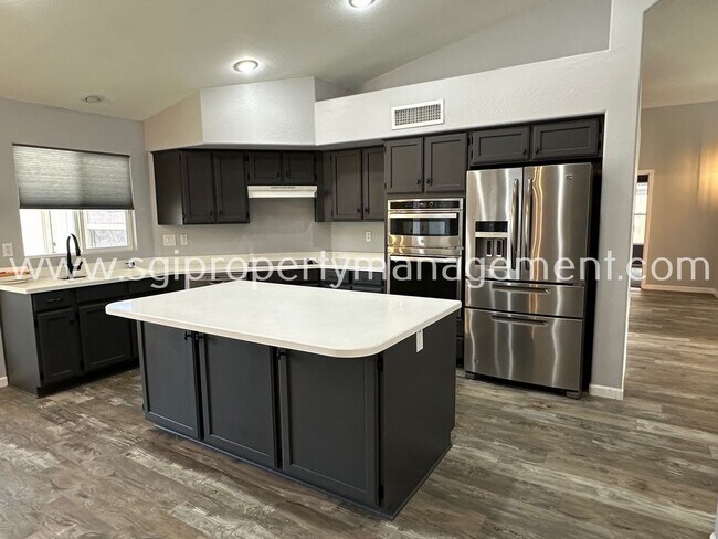 Building Photo - Upgraded Mesa home with solar panels and p...