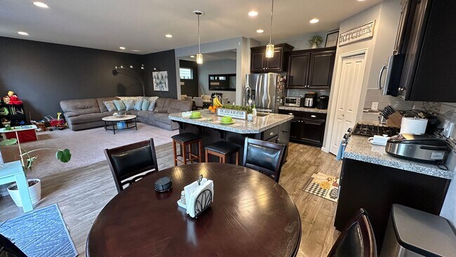 Foto del edificio - Gorgeous Corner lot 4 bed home! Happy Vall...