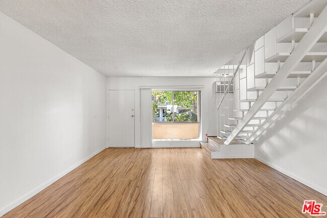 Foto del edificio - 2332 S Beverly Glen Blvd