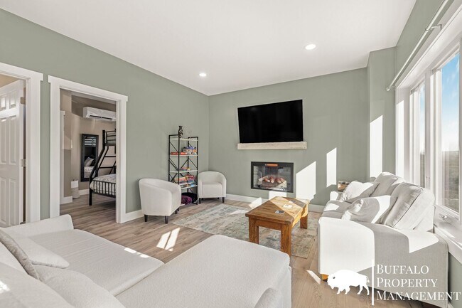 Foto del edificio - Brand new fully furnished home available f...