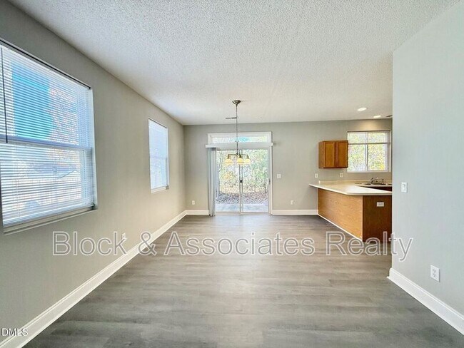 Building Photo - 205 Trayesan Dr