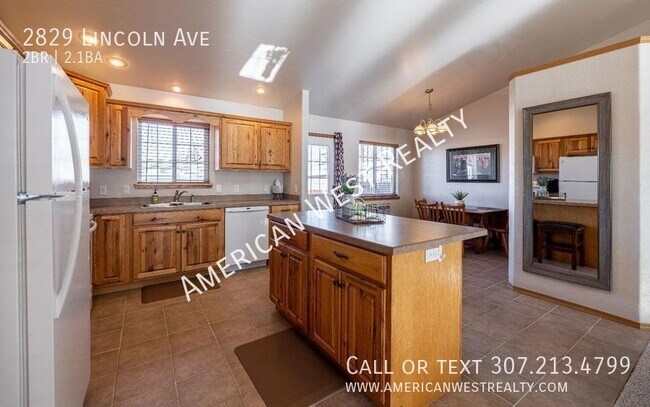 Building Photo - Immaculate, furnished townhome