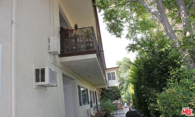 Foto del edificio - 9949 Pinewood Ave