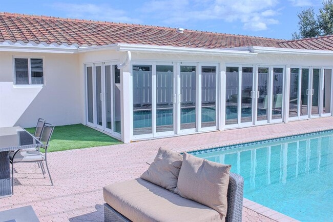 Building Photo - 2730 NE 40th Ct