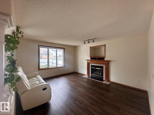 Photo du bâtiment - 2331-237B 37b Ave NW