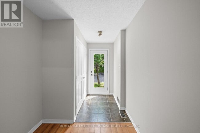 Building Photo - 556 Burleigh Private