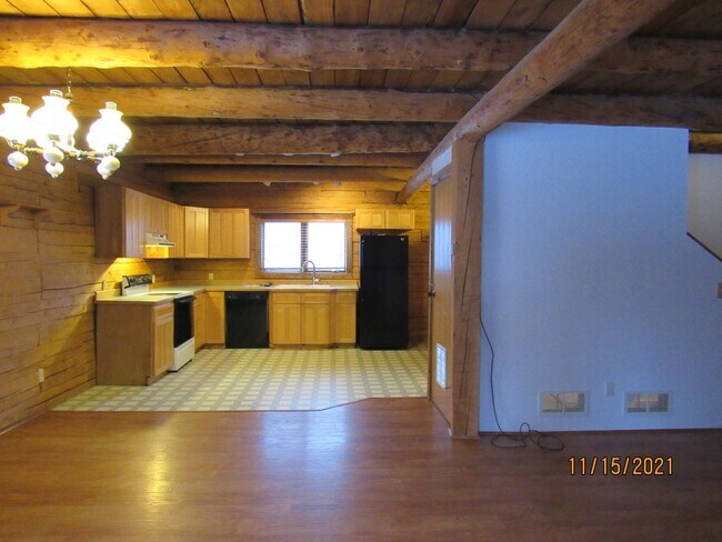 Building Photo - 3 Bed, 2 Bath, 2 Car Garage LOG HOME for RENT!
