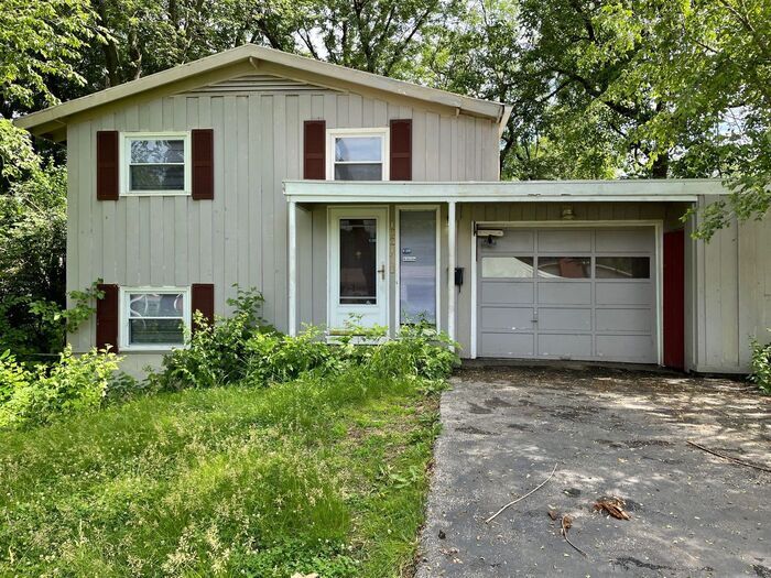 Primary Photo - New Price! Split level 3 bedroom, 1.5 bath...