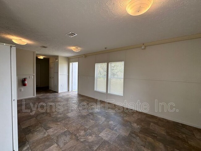 Building Photo - 8086 Heck Dr