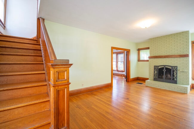 Building Photo - 313 E State St