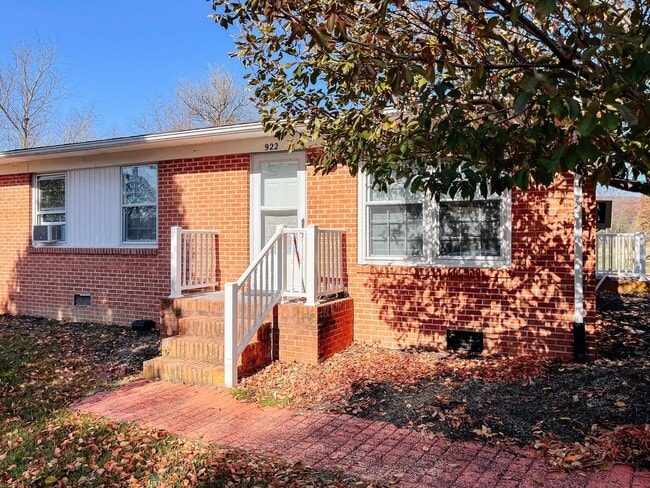 Building Photo - 2 Bedroom 1 bath Duplex