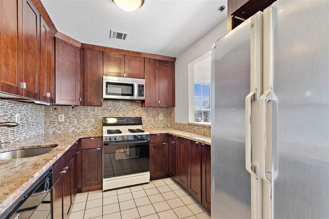 Building Photo - 132 Cambridge Ct