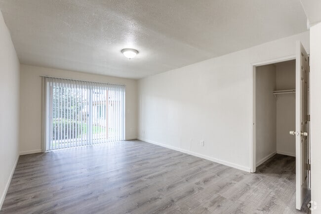 Studio, 1BA - 450 SF - Alder Royal Apartments