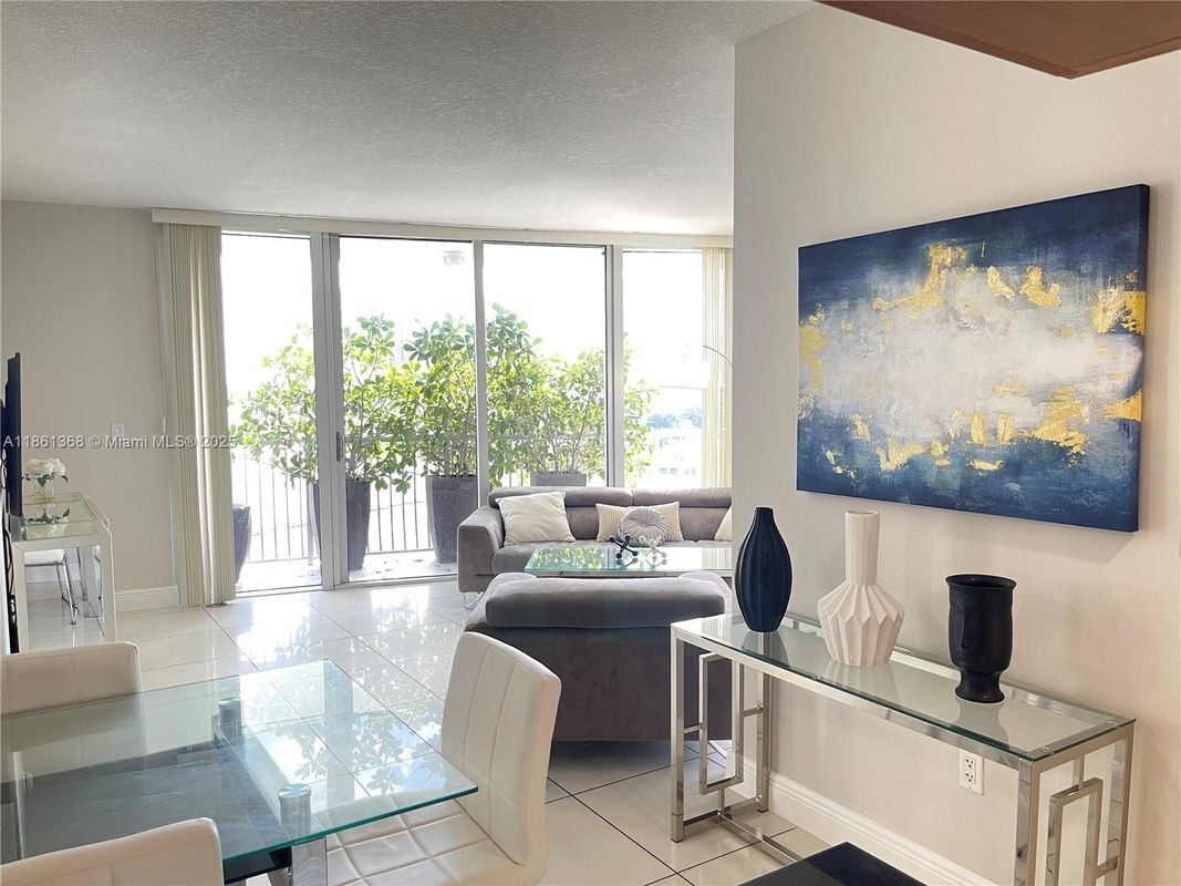 Primary Photo - 1750 N Bayshore Dr