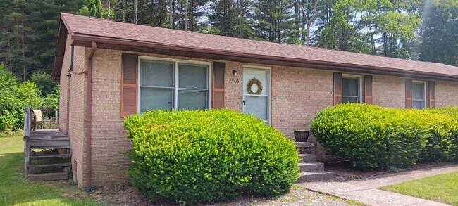 Foto del edificio - Blacksburg, 2 BR / 1 BA Available Aug 1st
