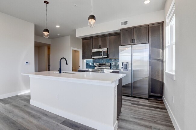 Foto del edificio - Modern 2 bedroom 2 bathrooms available in ...