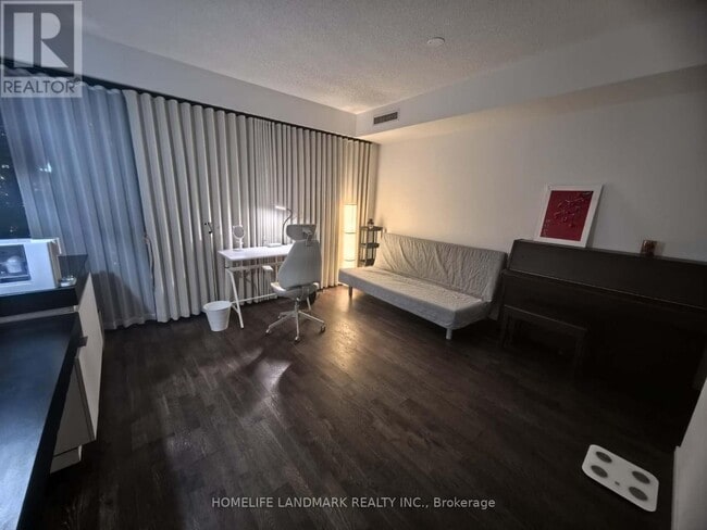 Photo du bâtiment - 101 Charles St E