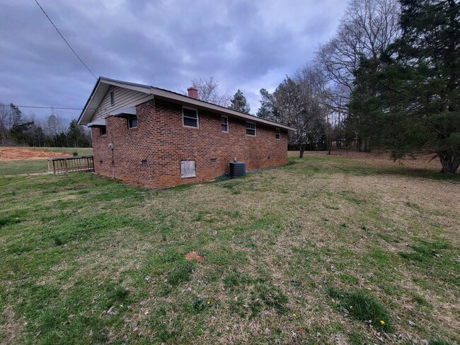 Building Photo - 4 Bed, 1 Bath Home off Woodruff Road is Av...