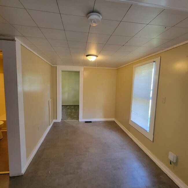 Building Photo - Southeast Indy home for Lease, very Quaint!
