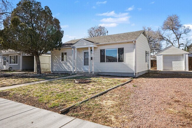 Foto del edificio - *2 Bedroom Detached Garage, Large Lot Updated and Clean**