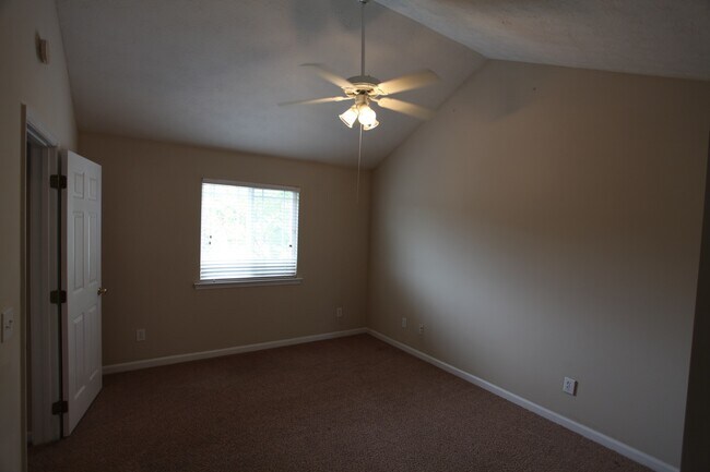 Foto del edificio - Available for Fall 2026!