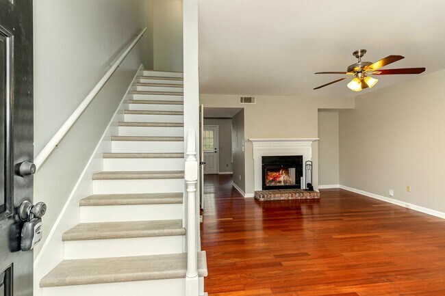 Foto del edificio - Donelson Freshly Updated 2 Bdrm Townhome A...