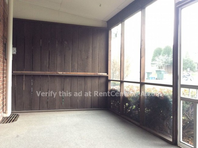 Building Photo - 910 Allenview Dr