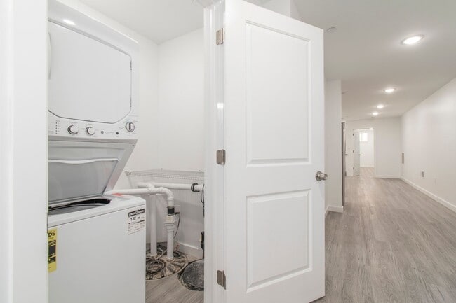 Building Photo - New! Renovated & Modern Apartment