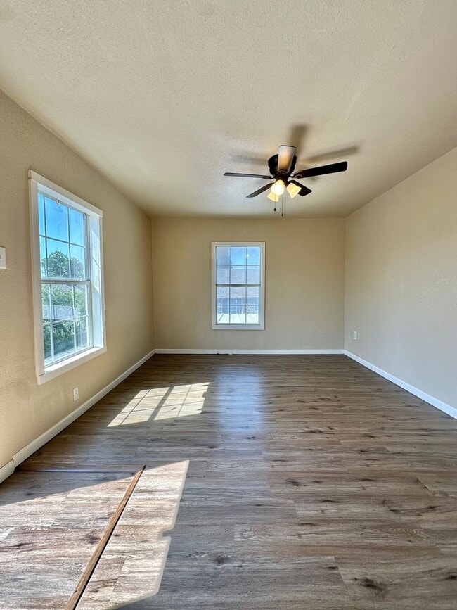 Building Photo - COMING SOON - Remodeled 1 Bedroom Apartment + Water/Sewer/Trash Included!