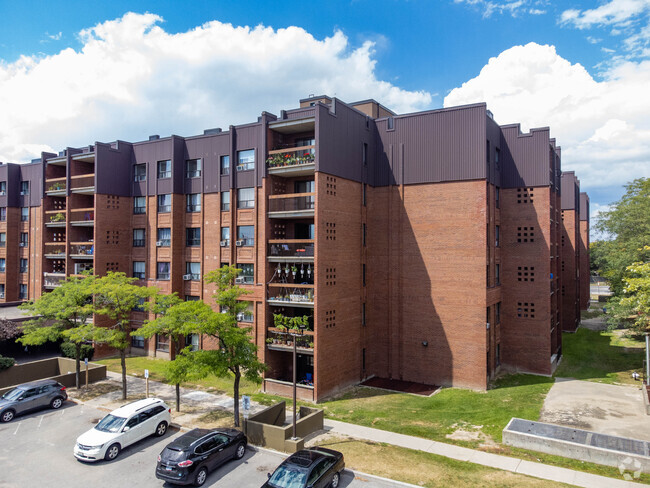 Photo du bâtiment - Warren Court Apartments