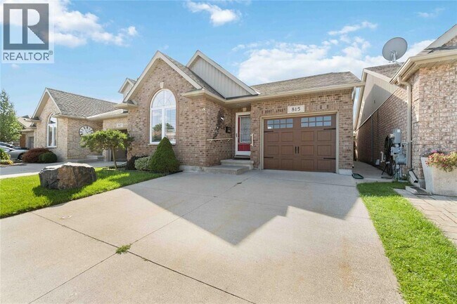 Building Photo - 815 Carriage Way