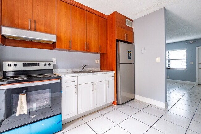 Foto del edificio - Charming 2-Bedroom Apartment – Fully Furni...