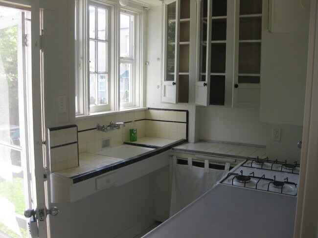 kitchen area - 523 Webster St