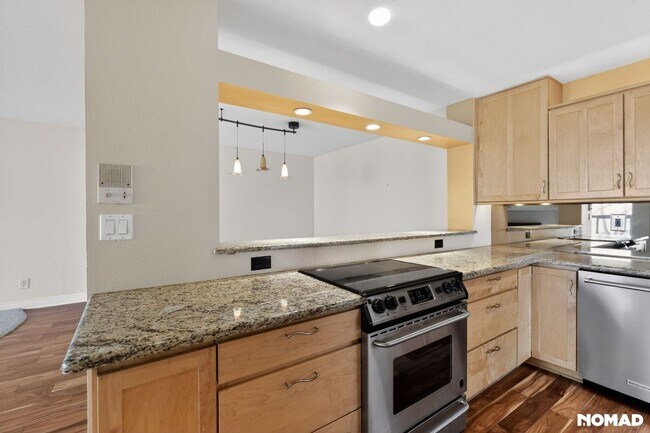 Foto del edificio - Airy 2BR Townhome in Lakewood