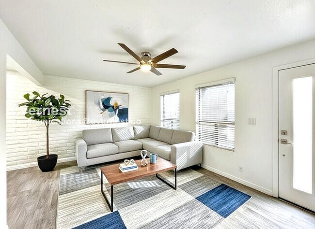 Foto del edificio - 534 E Huntington Dr