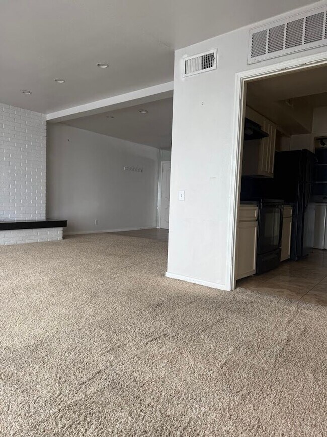 Building Photo - San Pedro Square - West Campus - Townhome - Old School Luxery - W/D - Fireplace - Updated Kitchen...