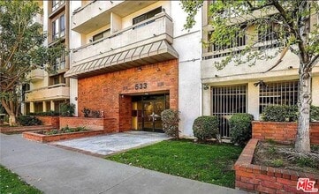 Building Photo - 533 S St Andrews Pl