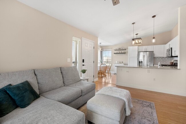 Building Photo - Best 2 Bed, 2 Bath Condo in Willow Ranch.