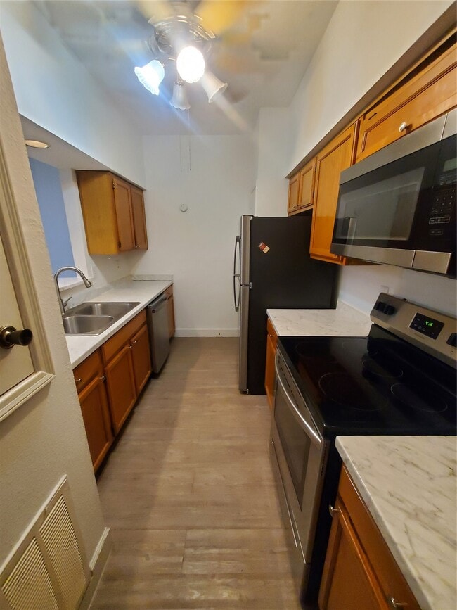 Building Photo - 17473 Red Oak Dr