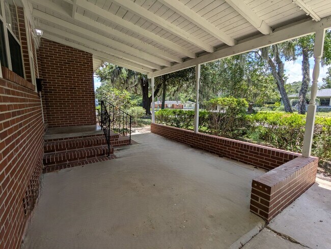 Foto del edificio - Adorable 3/2 with updated kitchen and full...
