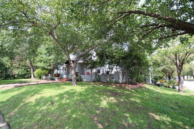 Foto del edificio - Charming 2/1 Downstairs Apartment Unit w/ ...